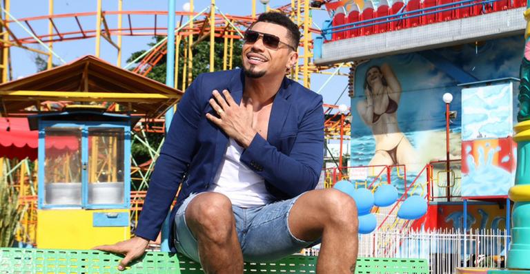 Naldo grava clipe sob o olhar da mulher, Ellen Cardoso