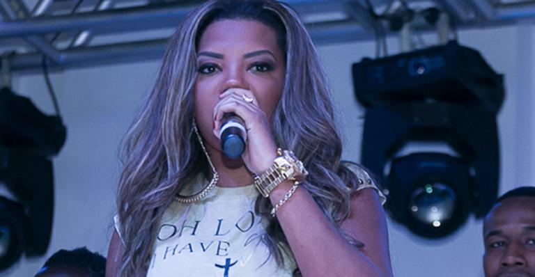 Ludmilla surpreende e aparece com tranças imensas para gravação