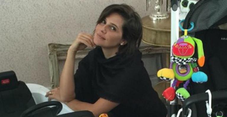 Deborah Secco mostra barriguinha da gravidez em foto com o namorado