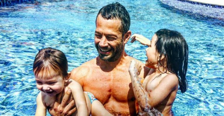 Malvino Salvador se diverte em piscina com as filhas Ayra e Sofia