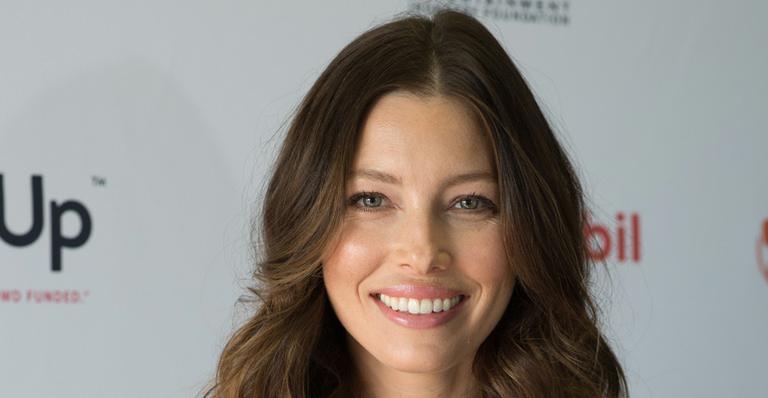 Jessica Biel cria projeto para mulheres se sentirem à vontade com o corpo