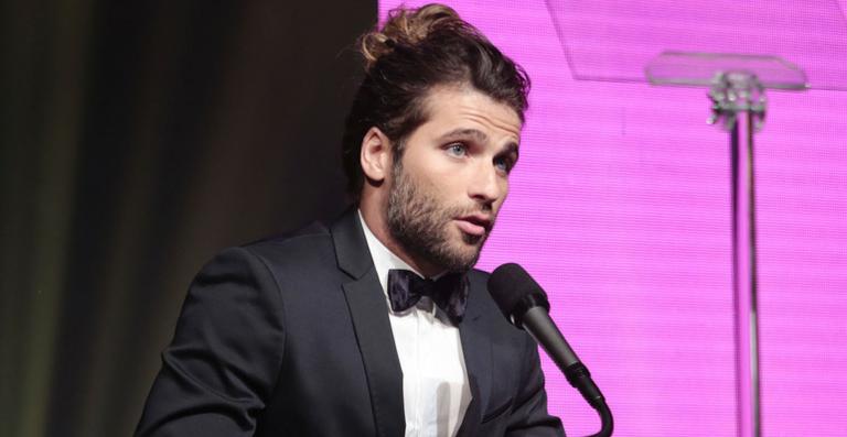 Bruno Gagliasso aparece com o cabelo solto e loiro em nova foto