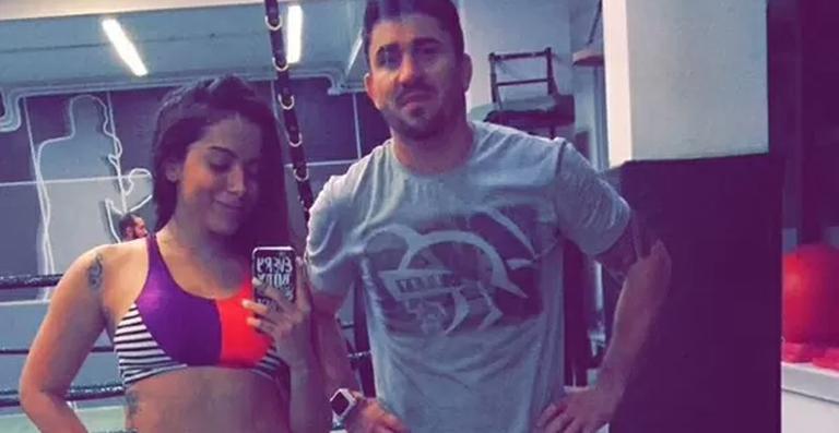 Sem maquiagem, Anitta posa de barriga de fora na academia e mostra suas curvas