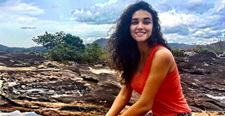 Débora Nascimento: relax da musa no interior de Minas e elogios dos fãs