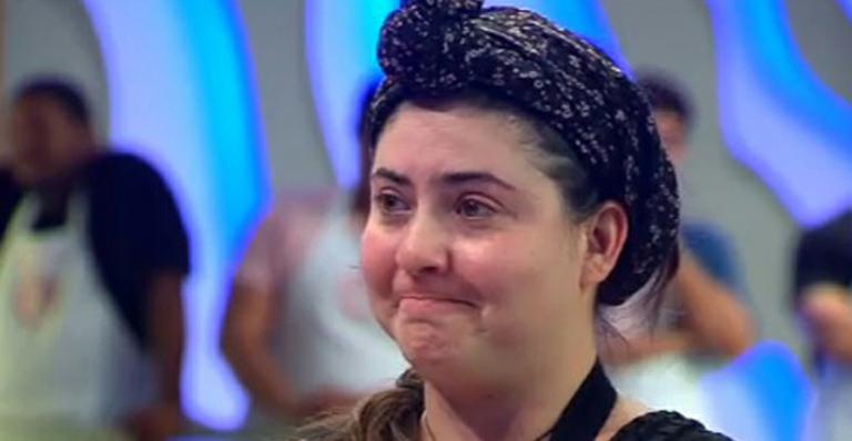 Vencedora do ‘MasterChef’, Izabel Alvares dança com seu troféu