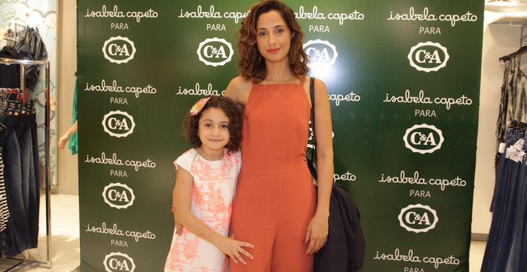 Camila Pitanga curte dia de compras com a filha, Antônia