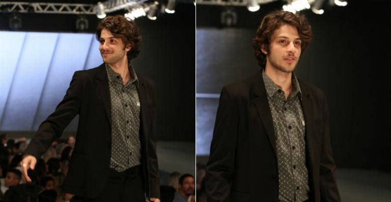 Para alegria dos fãs, Chay Suede participa de desfile no interior de São Paulo
