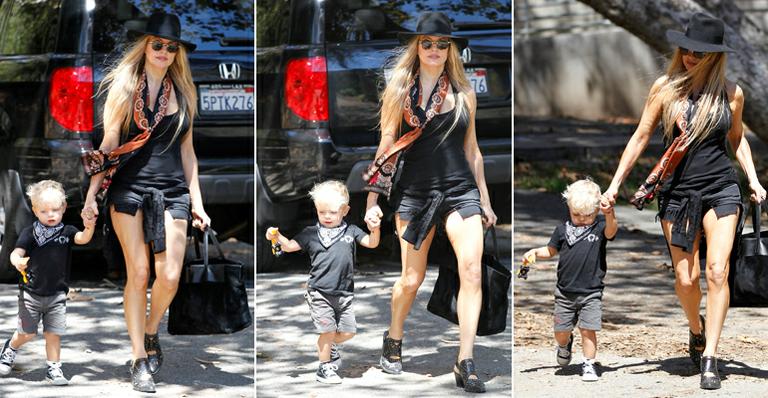 Fofos! Fergie aproveita dia de folga para passear com o pequeno Axl