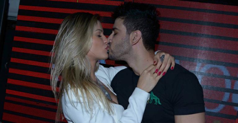 Gusttavo Lima aparece de aliança em foto, mas assessoria nega volta com Andressa Suita