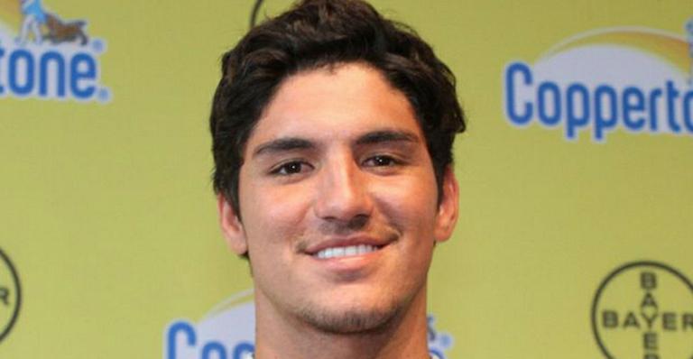 Namorada de Gabriel Medina posta foto ao lado do surfista