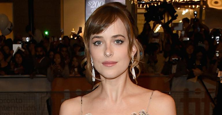 Dakota Johnson precisa de dublê em ’50 Tons’ por conta de tatuagem
