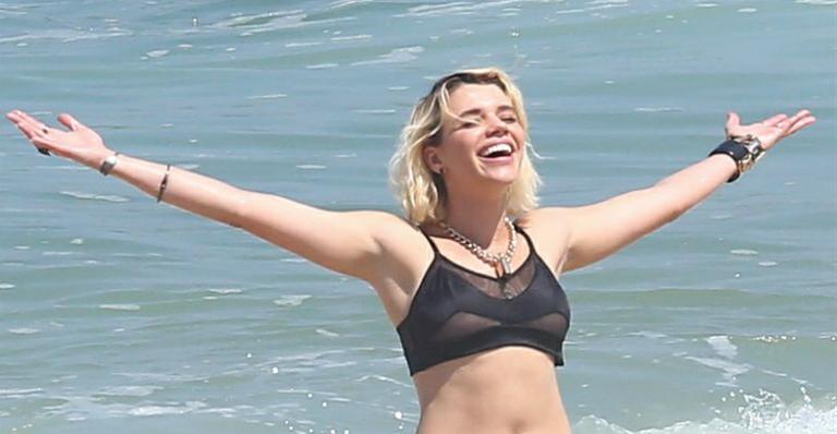 De biquíni, Bruna Linzmeyer grava cenas de ‘A Regra do Jogo’ em praia no Rio
