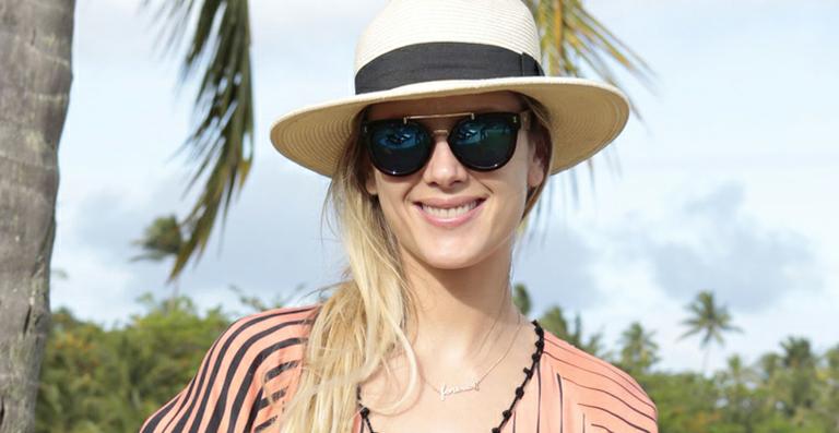 Gianne Albertoni aproveita o sol na Bahia