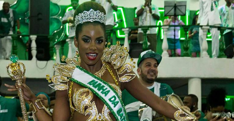 Com vestido avaliado em R$ 15 mil, Ivi Pizzott é coroada Rainha de Bateria