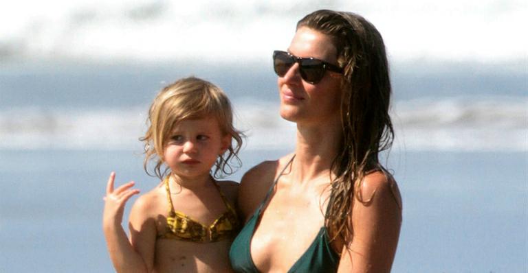 Gisele Bündchen mostra o carinho da filha com o cachorro de estimação