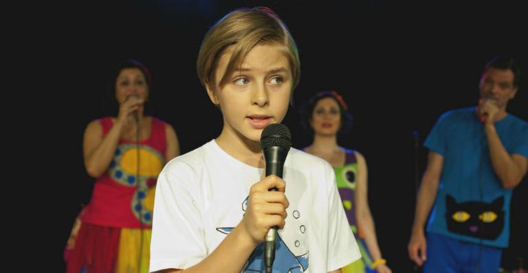 Greg Blanzat se arrisca como cantor ao som de Toquinho e Vinicius de Moraes