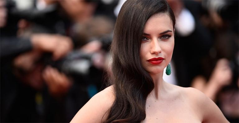 Adriana Lima posa de cara lavada após malhar: ‘Alguém me matou hoje’