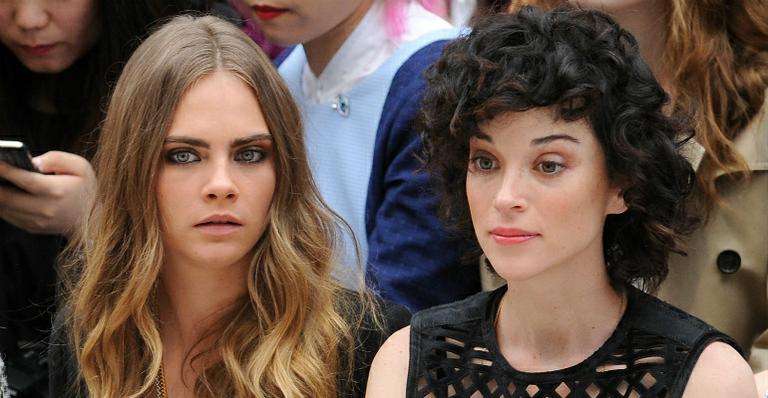 Cara Delevingne assiste desfile ao lado de namorada em Londres