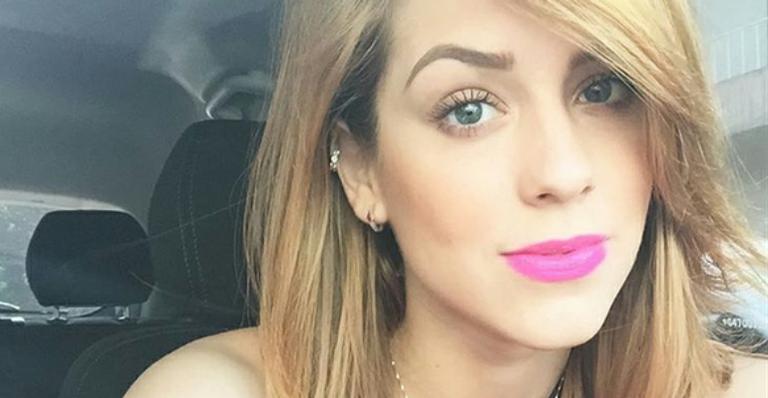 Sophia Abrahão divulga a capa de seu novo CD