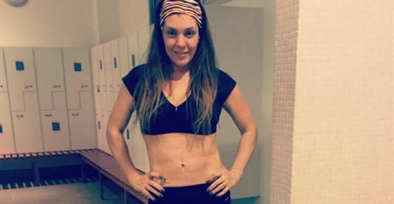 “Quero andar na praia e a bunda não balançar muito”, brinca Simony