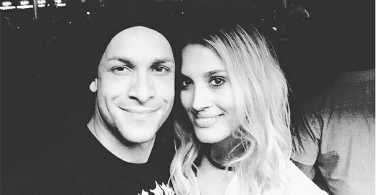 Em clima de romance, Rainer Cadete troca declarações de amor com a namorada