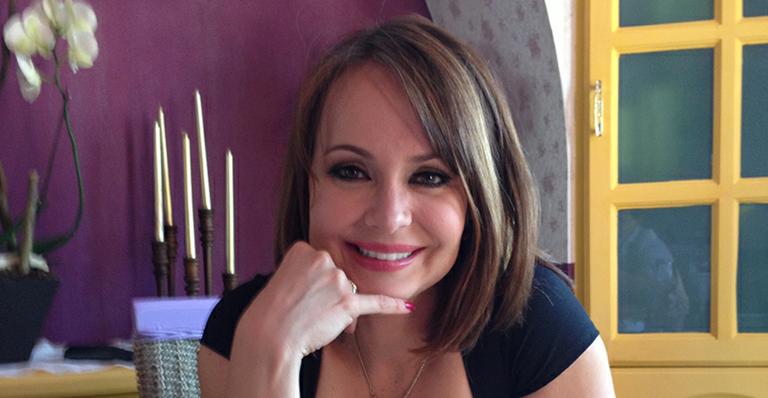 Aos 41, Gabriela Spanic brilha com vestido superjusto e decotado