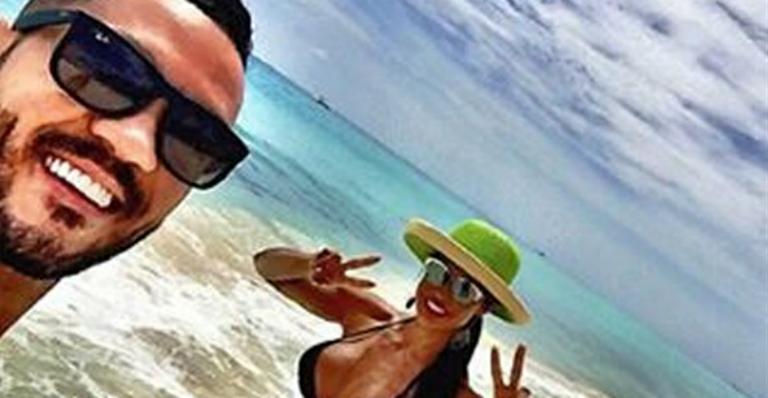 Gracyanne Barbosa faz romântica declaração para Belo em praia mexicana