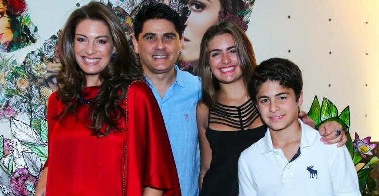 César Filho e os filhos prestigiam esculturas inspiradas em Elaine Mickely