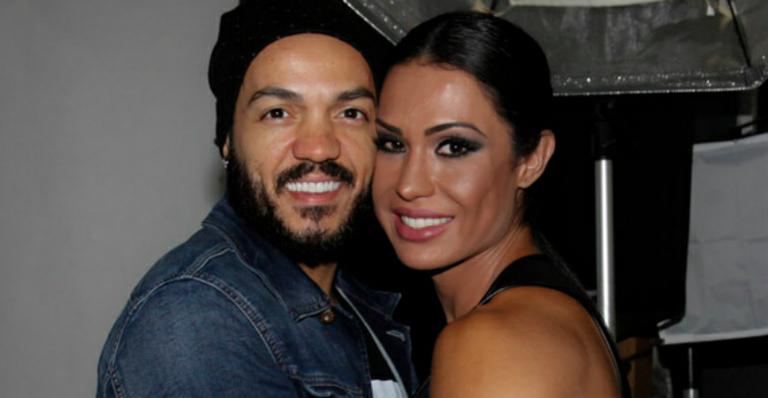 Belo e Gracyanne Barbosa posam juntinhos em primeira classe de avião