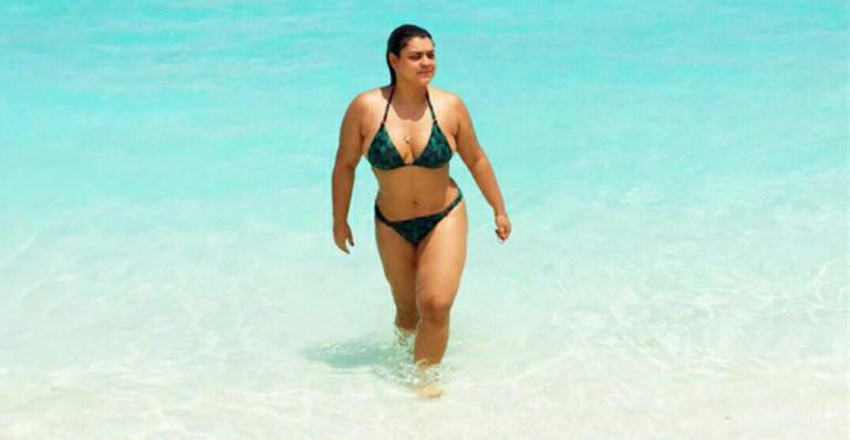 Preta Gil publica foto de biquíni na praia e ganha elogios: “Que corpão”