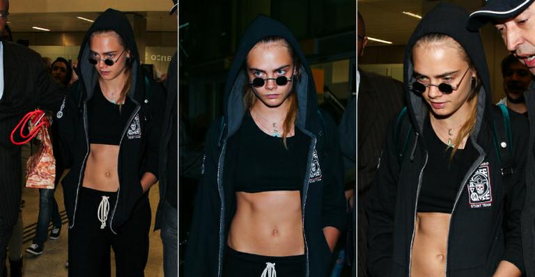 Com a barriga de fora, Cara Delevingne desembarca em São Paulo