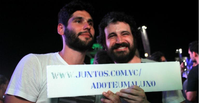 Caco Ciocler aproveita festival de música para promover campanha do bem