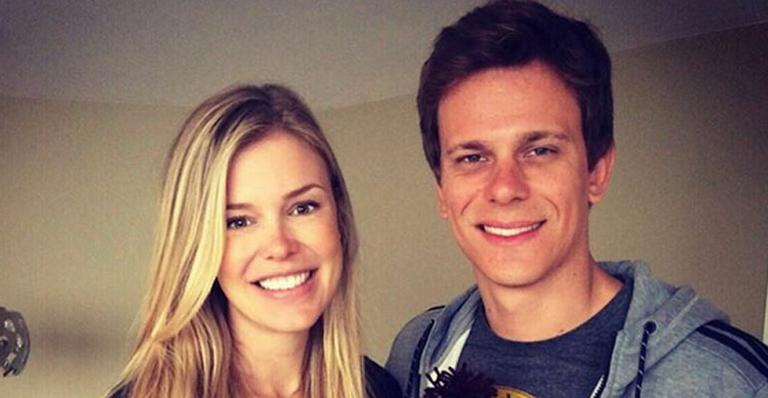 Mulher do nadador Cesar Cielo comemora um mês do primeiro filho
