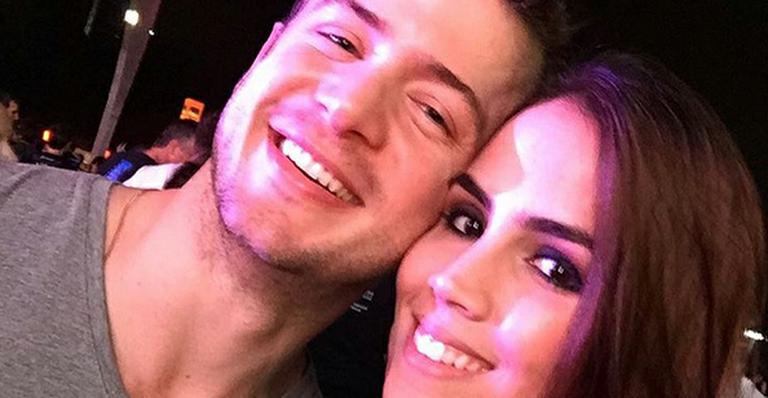 Pérola Faria beija o namorado durante festival de música