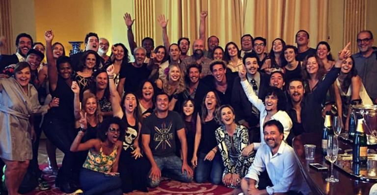 Camila Queiroz posa com o elenco de ‘Verdades Secretas’: “Já sinto falta de vocês”
