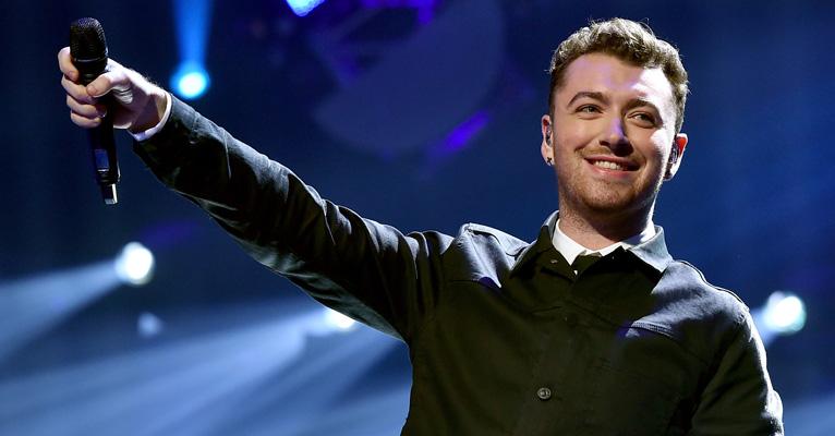 No Brasil para show, Sam Smith posa no Cristo Redentor