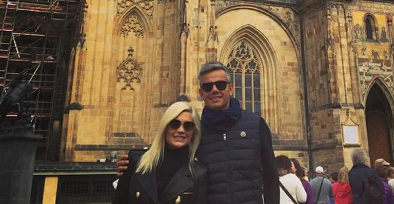 Em Praga, a platinadíssima Flávia Alessandra curte férias com Otaviano Costa
