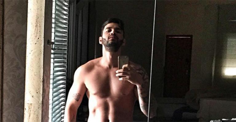 Gusttavo Lima exibe corpão só de cueca branca e fãs não perdoam