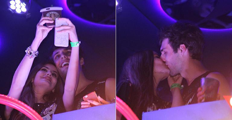 Ovacionada pelos fãs, Camila Queiroz curte show juntinho com o namorado