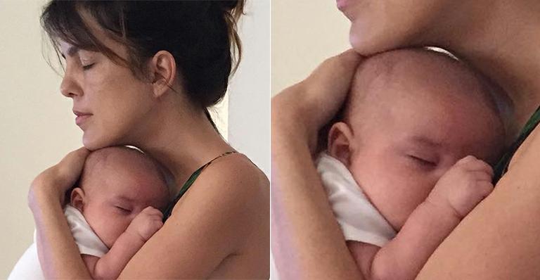 Mariana Gross segura nos braços o filho, Antonio: ‘Paz’