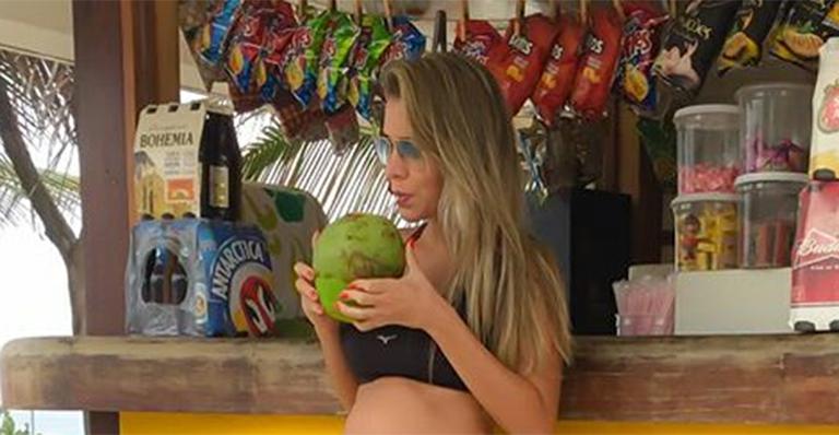 Grávida, Adriana Sant’Anna mostra barriguinha saliente em dia na praia