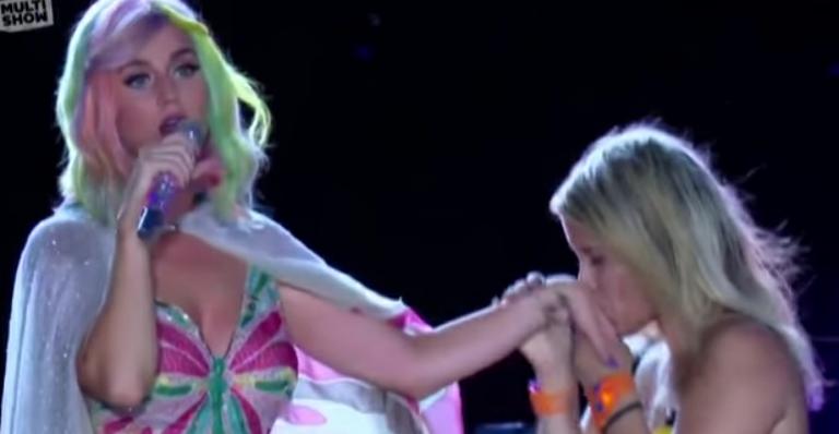 Fã que beijou Katy Perry vira sensação e rebate críticas: “Estava bêbada de amor”