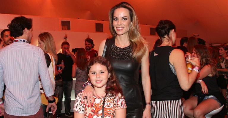 Ana Furtado se diverte com a filha em show de Katy Perry no Rio