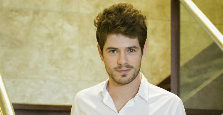 Em pausa após sucesso na TV, Maurício Destri posa barbudo e sem camisa