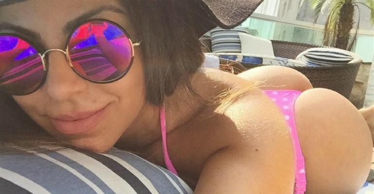Só de biquíni, Andressa Ferreira posa tomando sol no bumbum e brinca: “Queimando o bacon de leve”