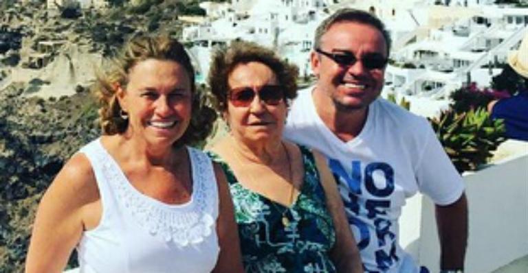 Gugu curte férias da TV com a família na Grécia e em Malta