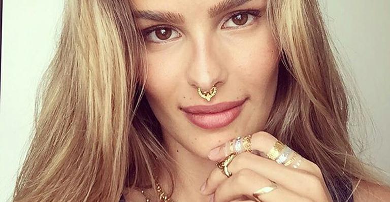Yasmin Brunet posa deslumbrante com piercing no septo: ‘Sereia cigana’