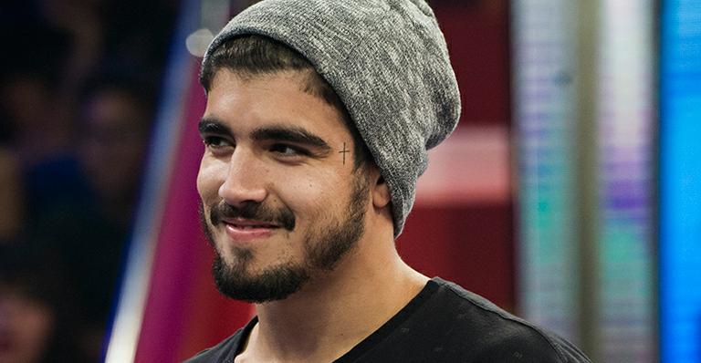 Caio Castro comenta tatuagem de Gusttavo Lima igual a de seu personagem: ‘Em choque’