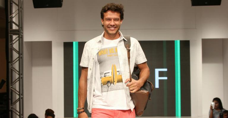 Ator Nando Rodrigues brilha em desfile de moda em São Paulo