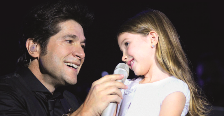 Lara divide o palco com o papai, Daniel